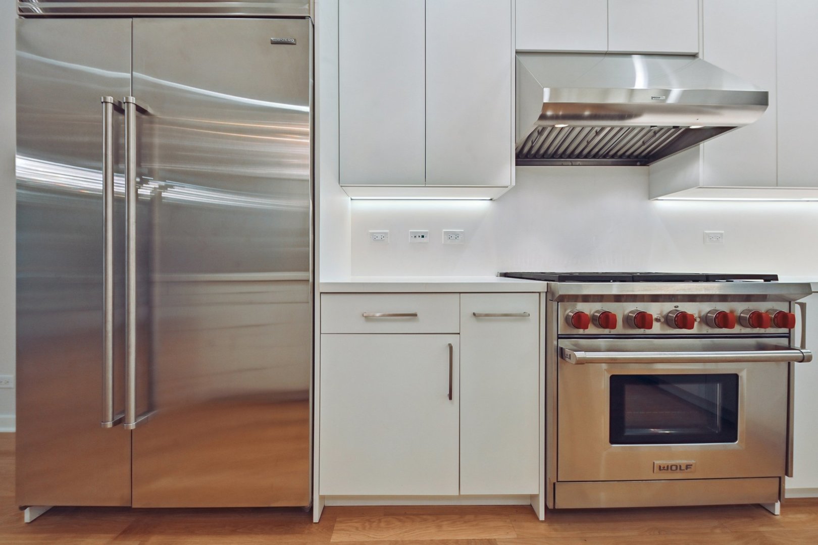 1640 South Prairie Avenue Chicago, IL 60616 - Photo 5 of 34 a close view of a stove in the kitchen