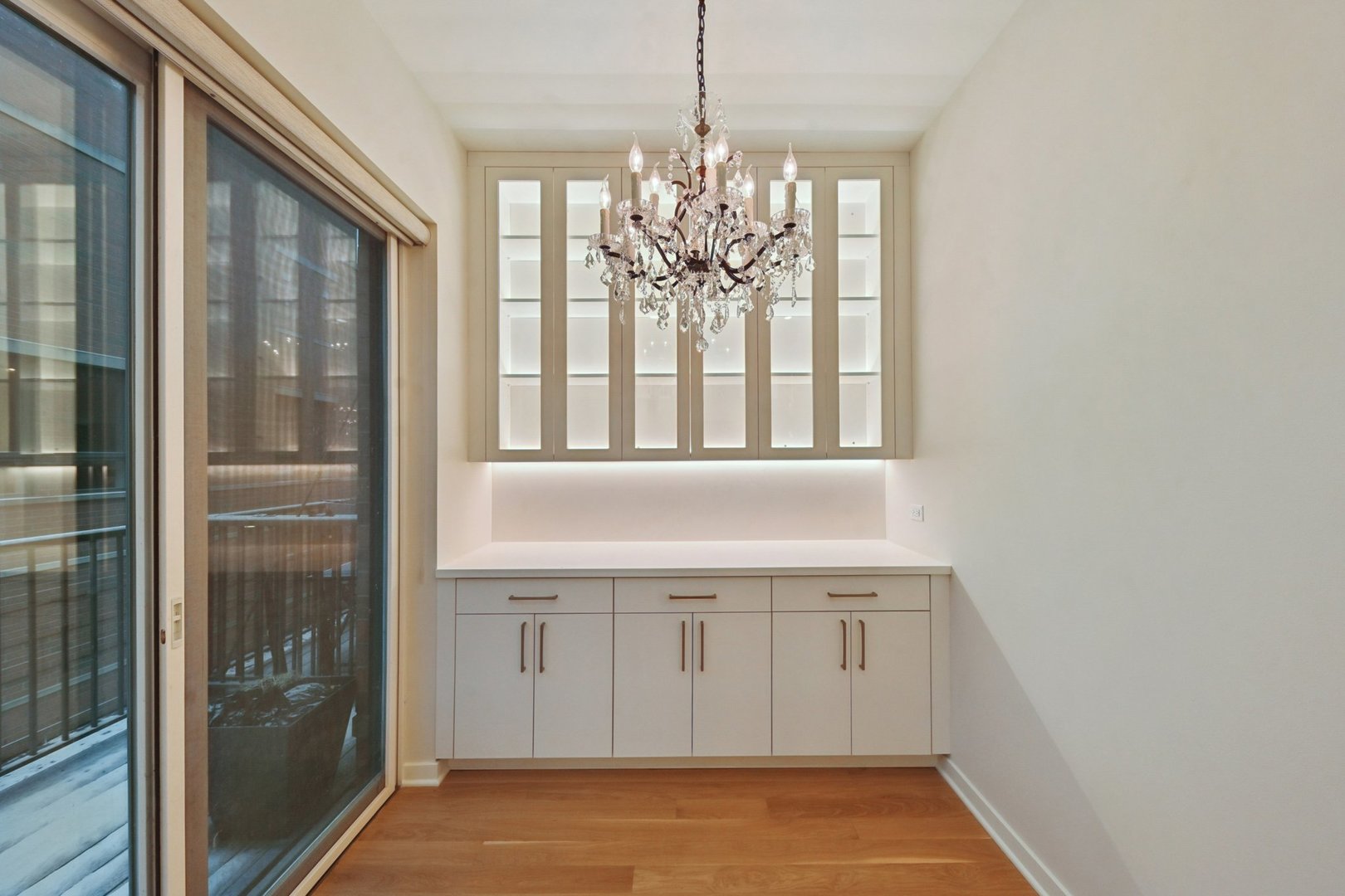 1640 South Prairie Avenue Chicago, IL 60616 - Photo 6 of 34 a view of an empty room with a window