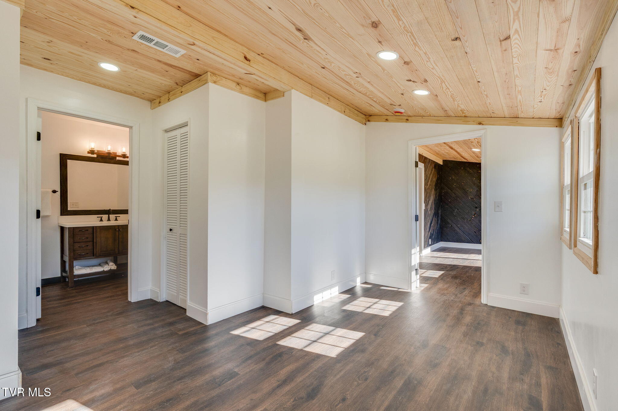 292 Main Street Piney Flats, TN 37686 - Photo 16 of 35 014