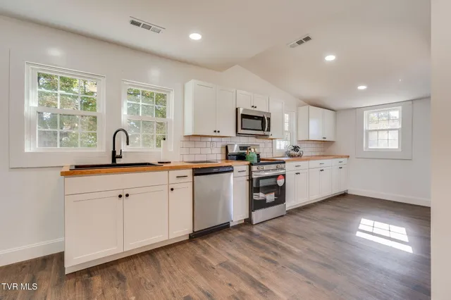 $305,000 | 292 Main Street, Piney Flats, TN 37686