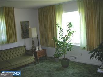 608 Cornell Road Burlington, NJ 08016 - Photo 4 of 11 Living Room