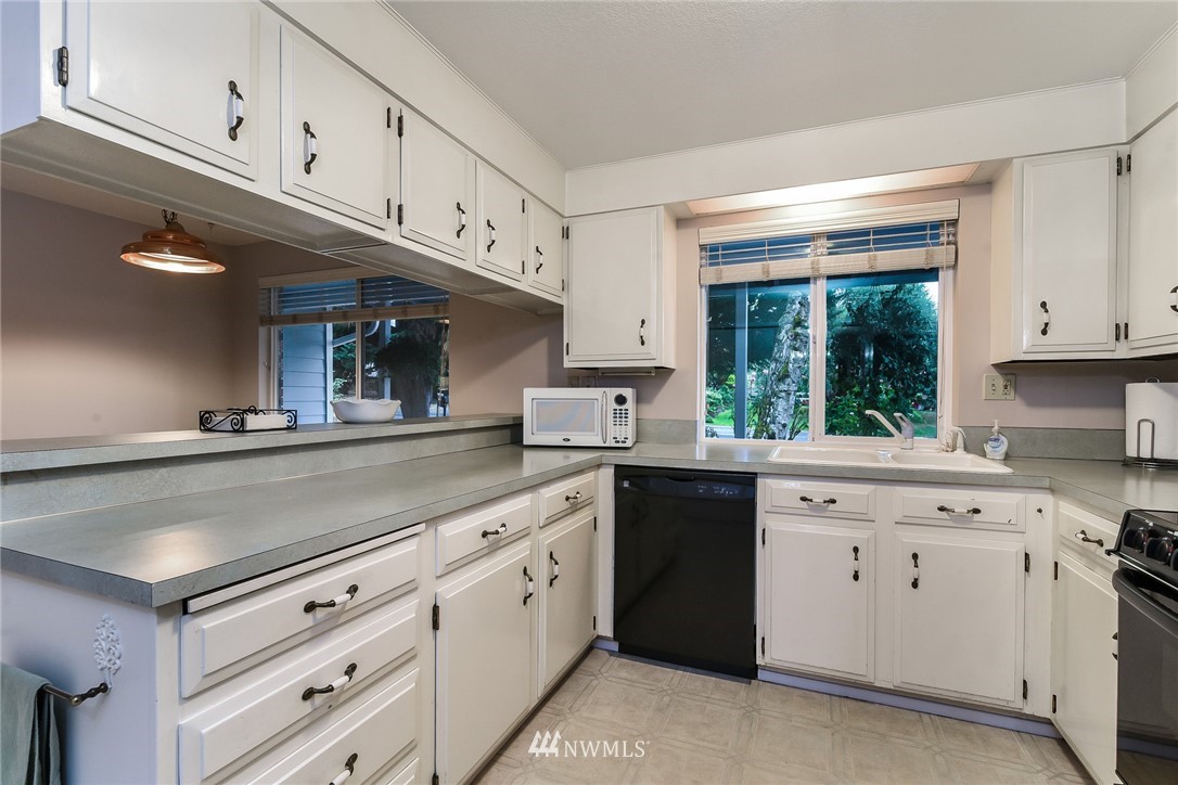 612 Southwest Normandy Road Normandy Park, WA 98166 - Photo 9 of 25