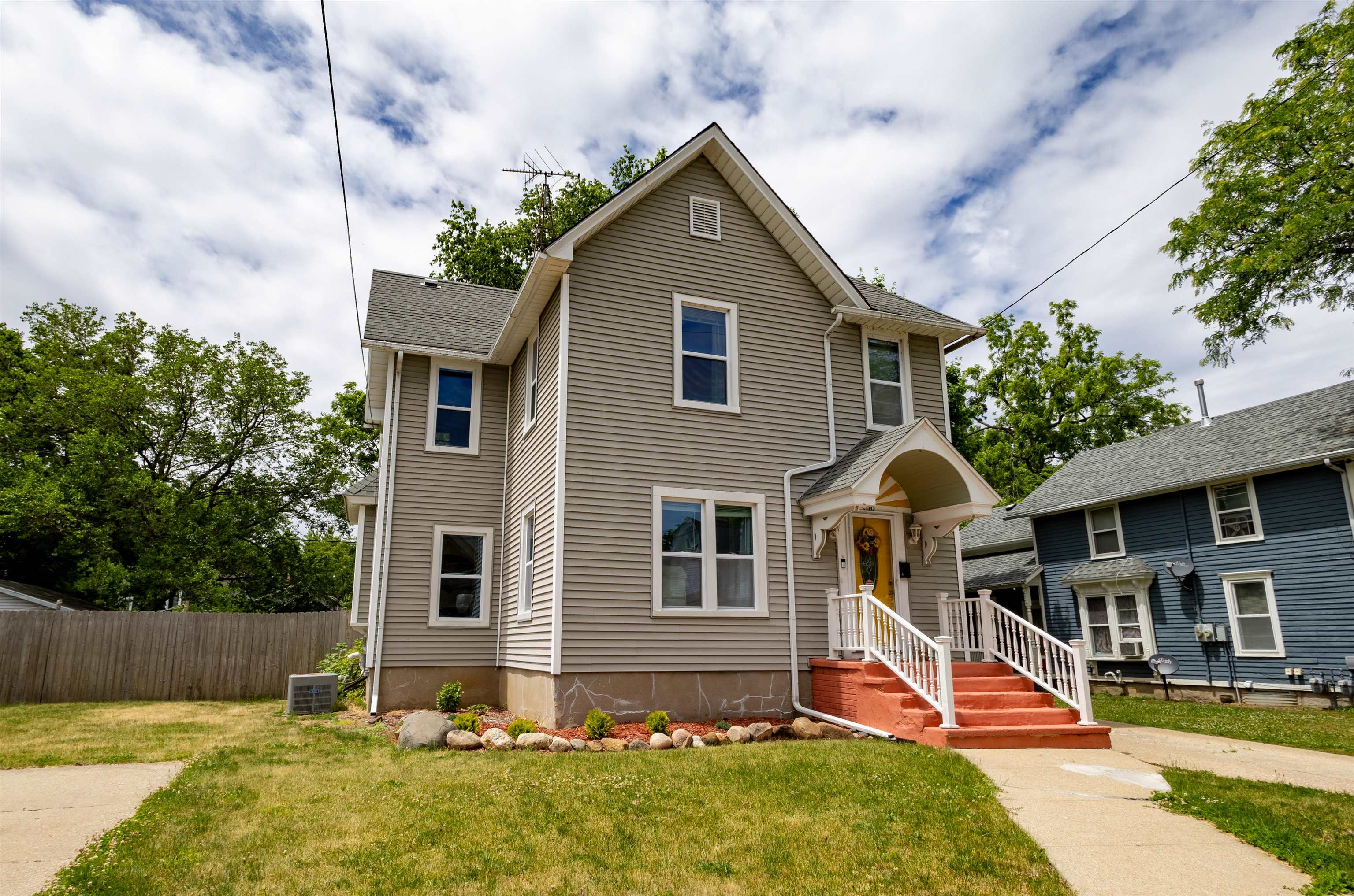 816 Bluff Street Beloit, WI 53511 - Photo 3 of 21