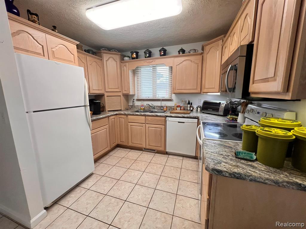 320 Roller Way Mayville, MI 48744 - Photo 9 of 36