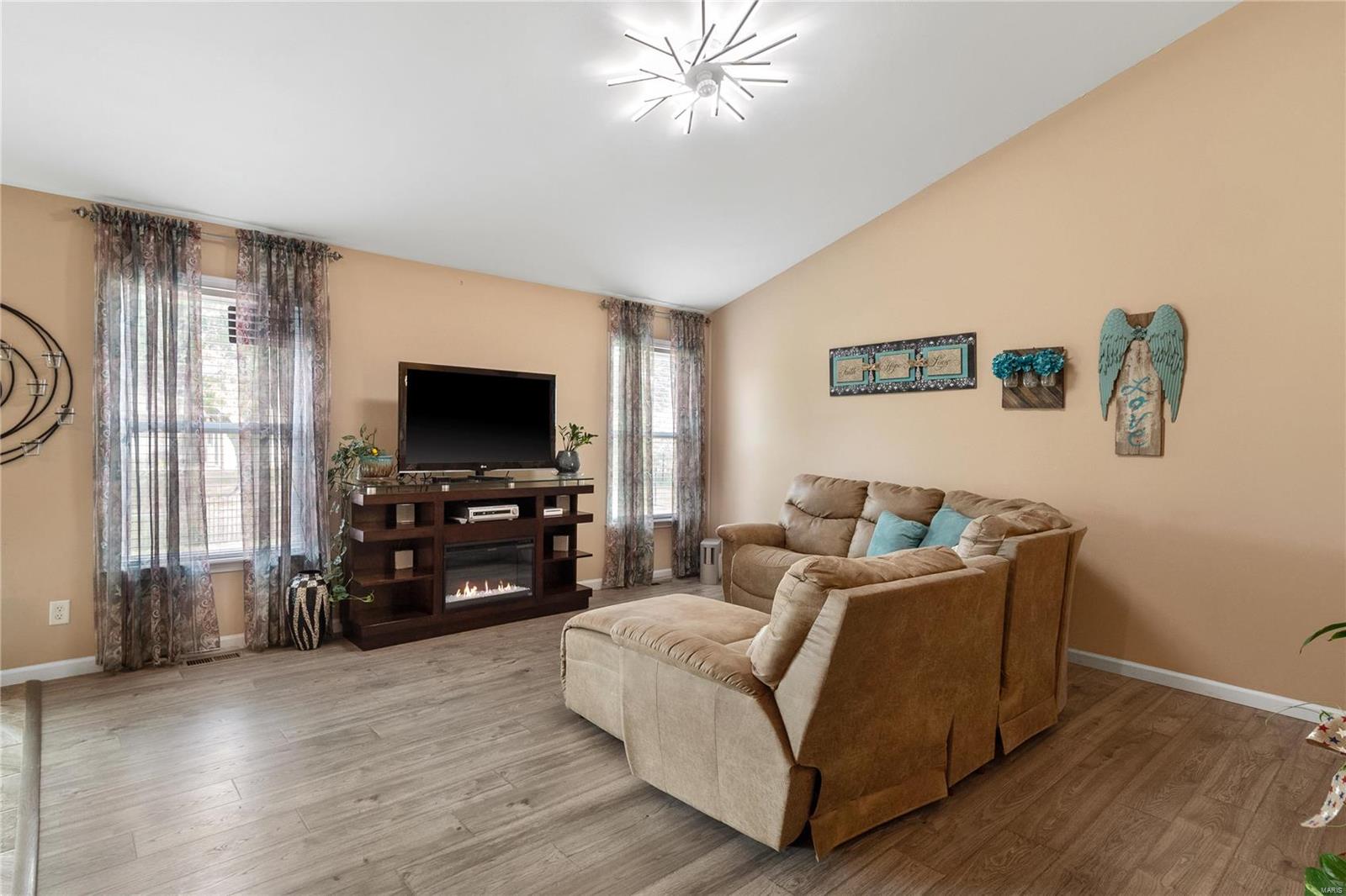 4 Queen Circle O'Fallon, MO 63366 - Photo 3 of 29