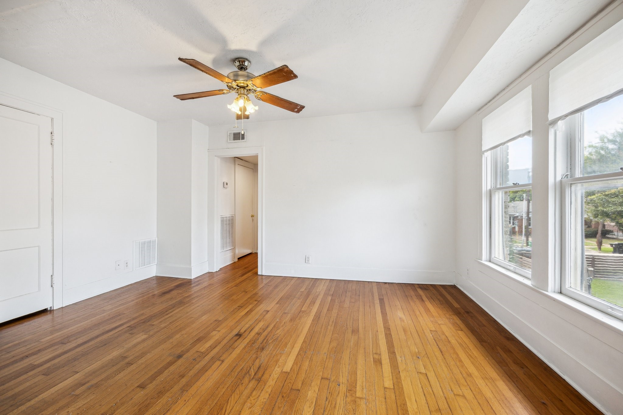 918-920 Peden Street Houston, TX 77006 - Photo 7 of 13 a view of empty room with wooden floor and fan