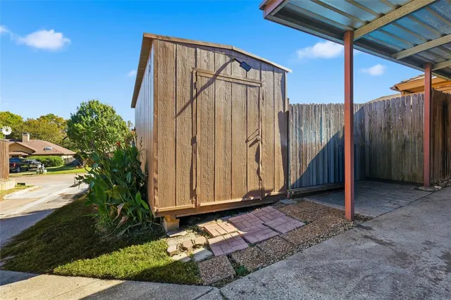 a view of a house with backyard and garden