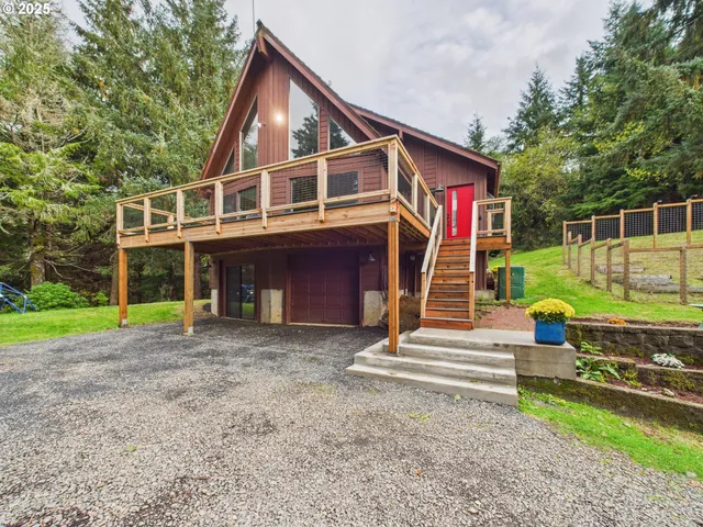 a view of a house with a backyard
