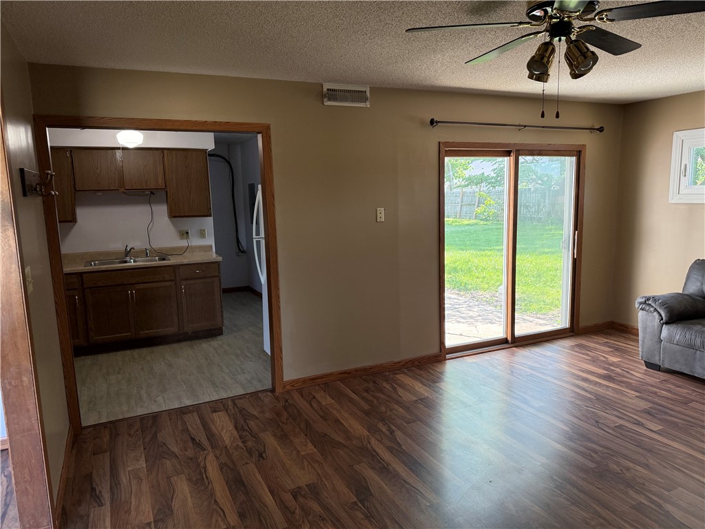 513 Indiana Avenue Effingham, IL 62401 - Photo 12 of 22 Family Room/Kitchen