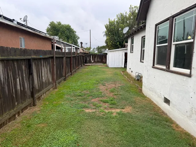 a view of a backyard with pathway