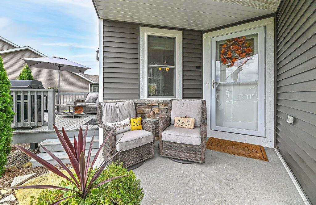 317 Trailview Crossing, Unit 15 Waterford, WI 53185 - Photo 3 of 40 front porch
