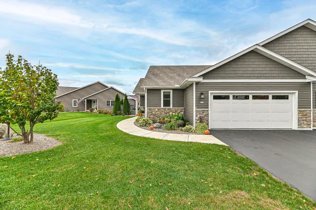 $499,900 | 317 Trailview Crossing, Unit 15, Waterford, WI 53185