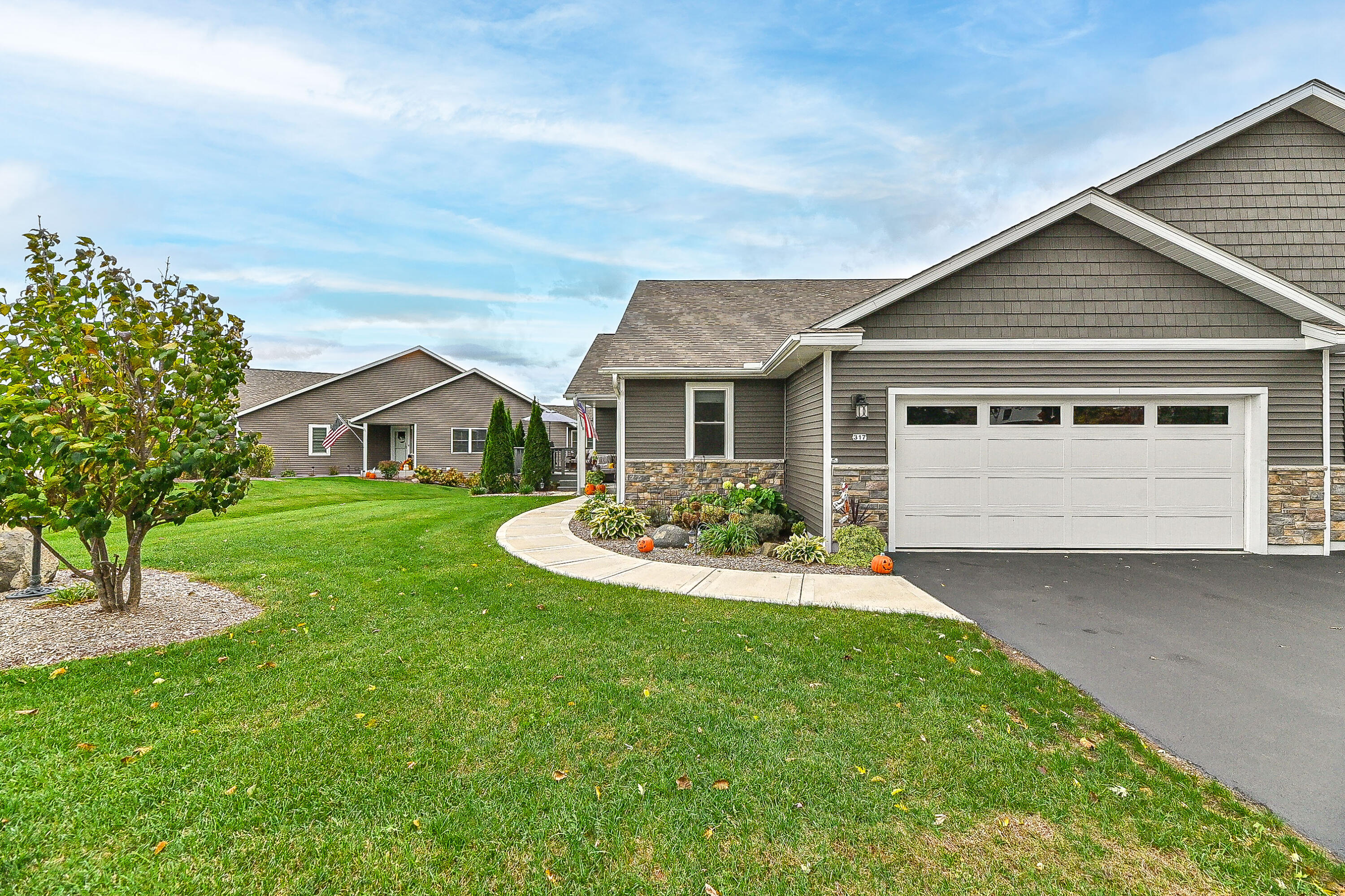 317 Trailview Crossing, Unit 15 Waterford, WI 53185 - Photo 4 of 40 front walk