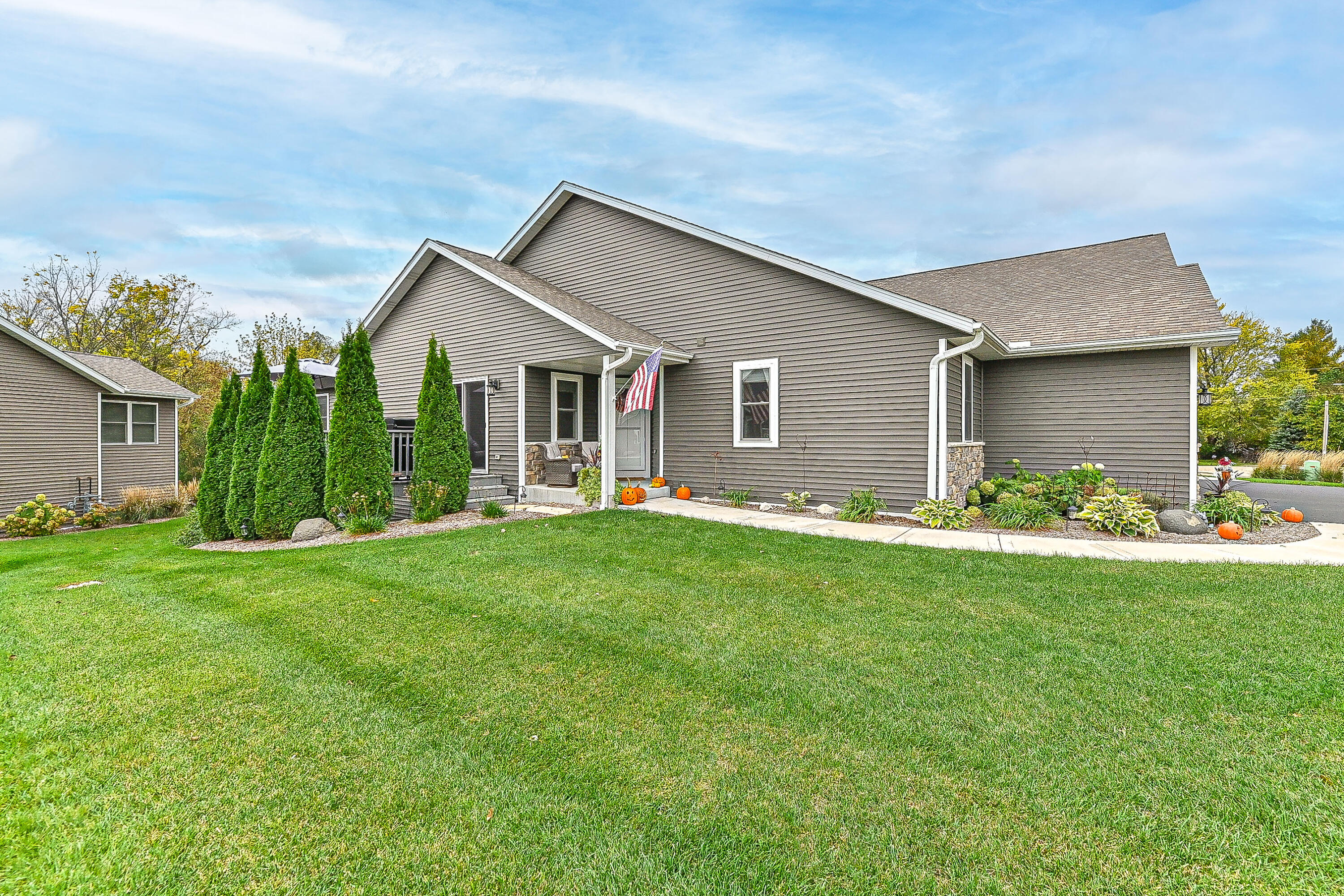 317 Trailview Crossing, Unit 15 Waterford, WI 53185 - Photo 5 of 40 side view