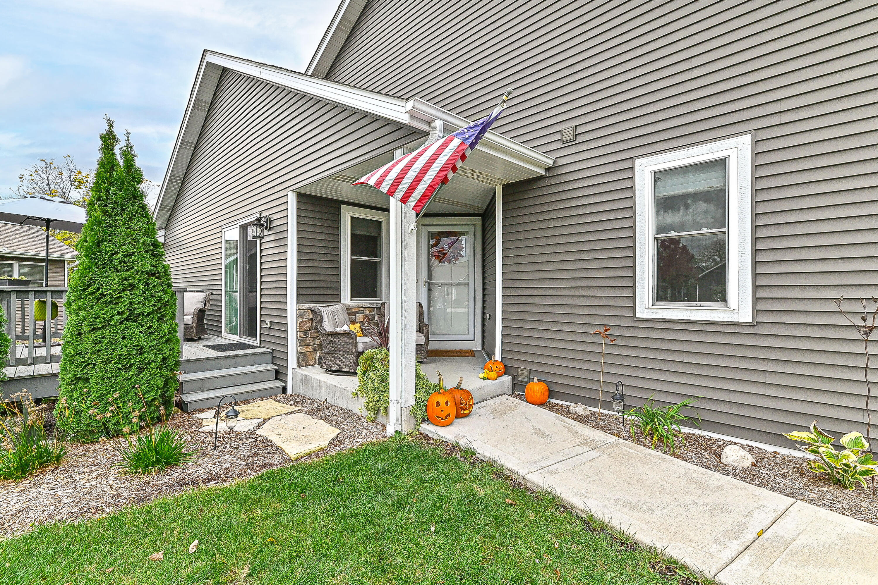 317 Trailview Crossing, Unit 15 Waterford, WI 53185 - Photo 6 of 40 front porch