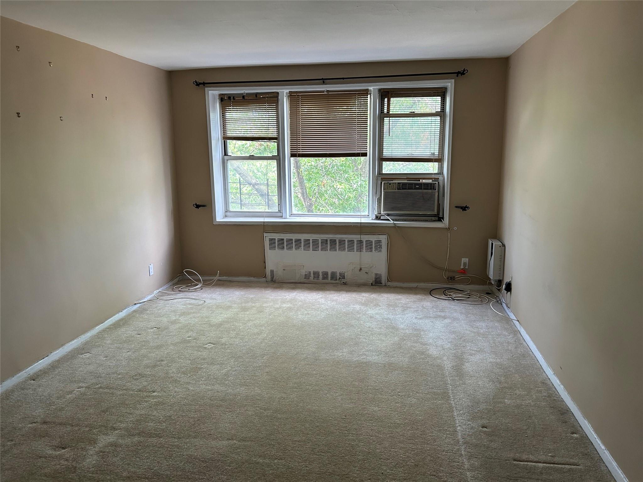 4265 Webster Avenue, Unit 7D Bronx, NY 10470 - Photo 6 of 14 an empty room with windows