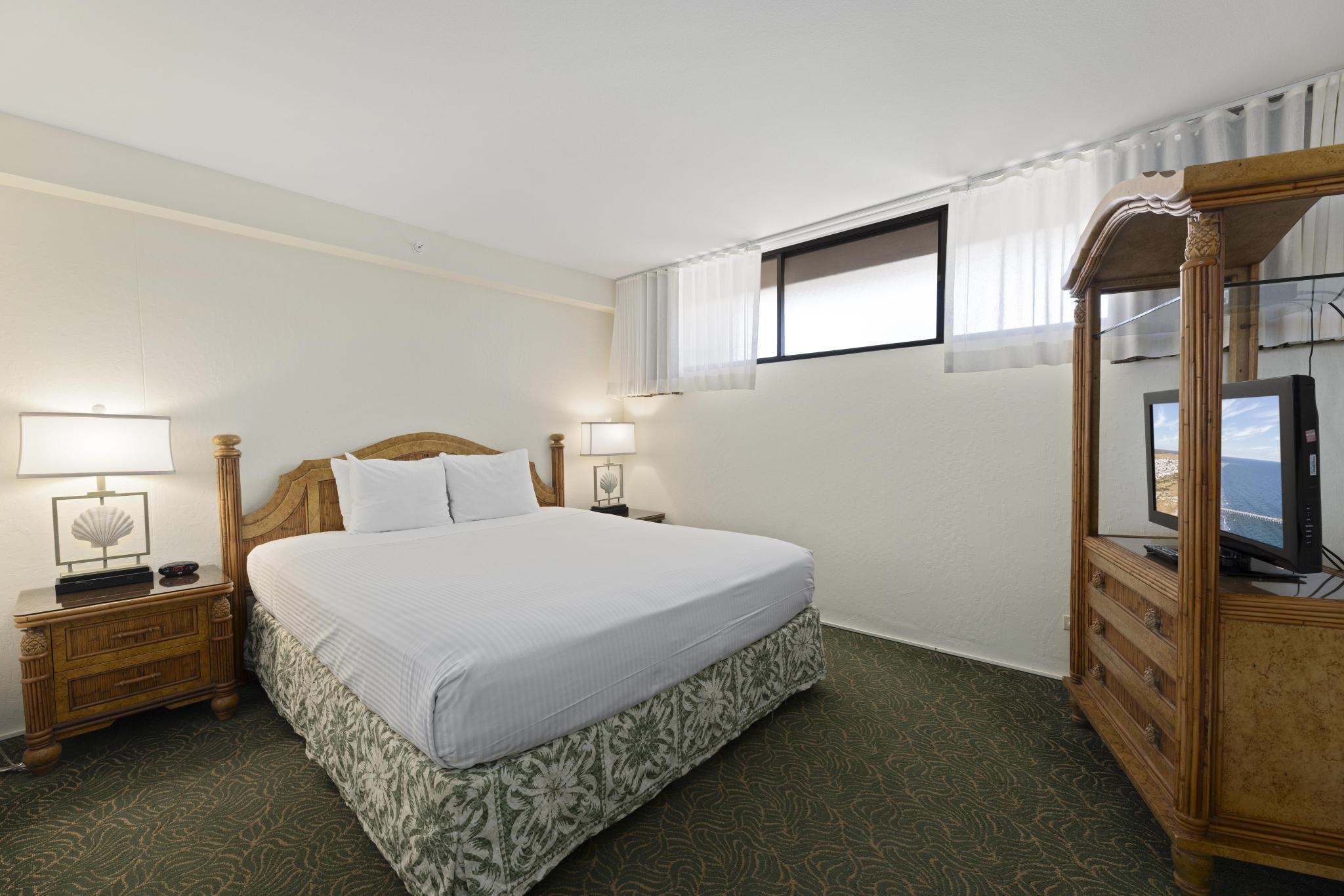 3445 Lower Honoapiilani Road, Unit 431 Lahaina, HI 96761 - Photo 11 of 32 a bedroom with bed and window