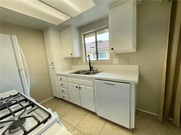 $2,300 | 326 West 9th Street, Unit B, Upland, CA 91786