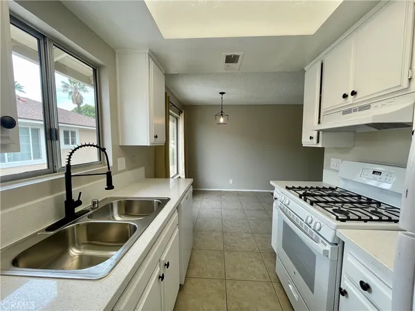 $2,300 | 326 West 9th Street, Unit B, Upland, CA 91786