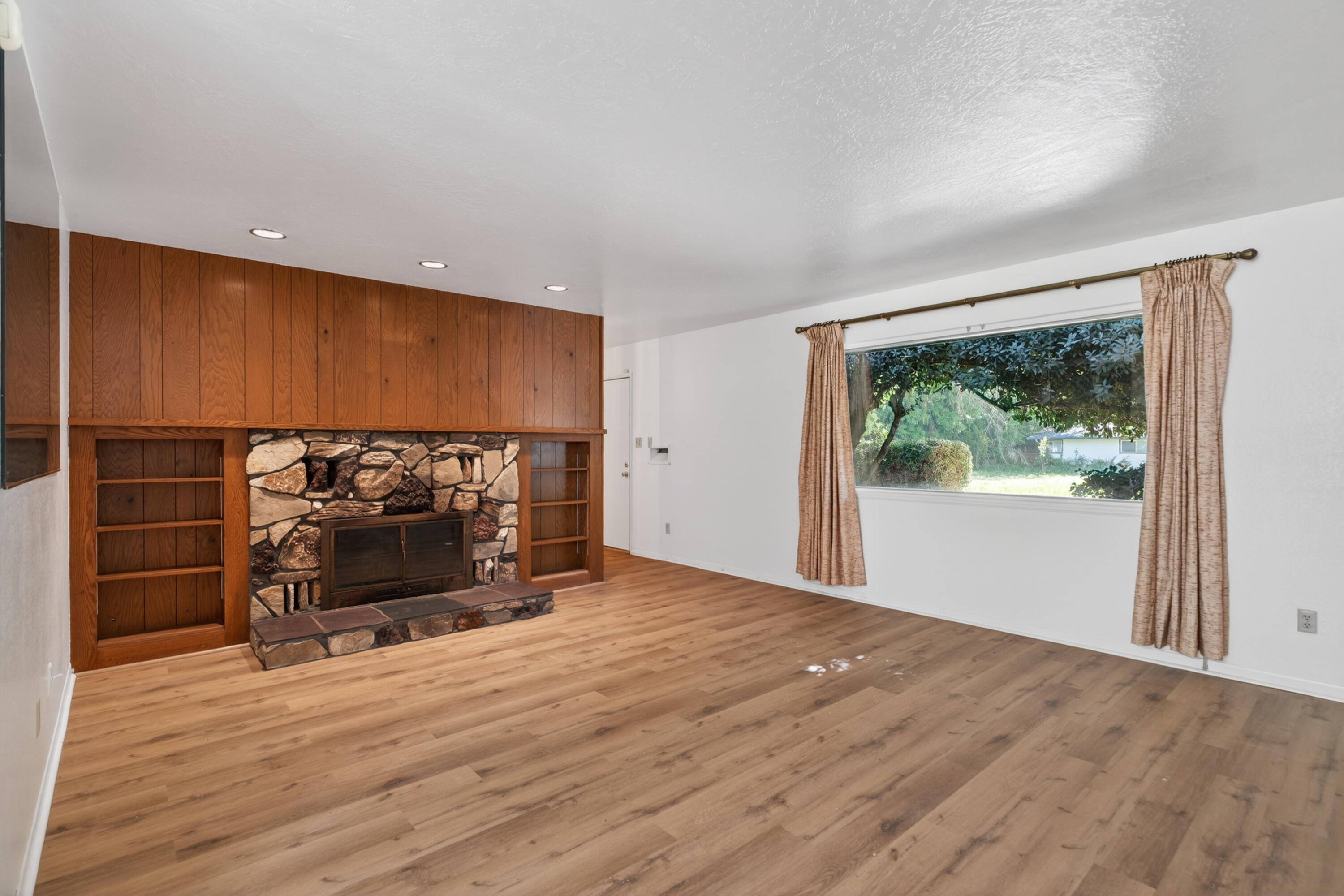 3274 Marmac Road Anderson, CA 96007 - Photo 6 of 31 Living Room