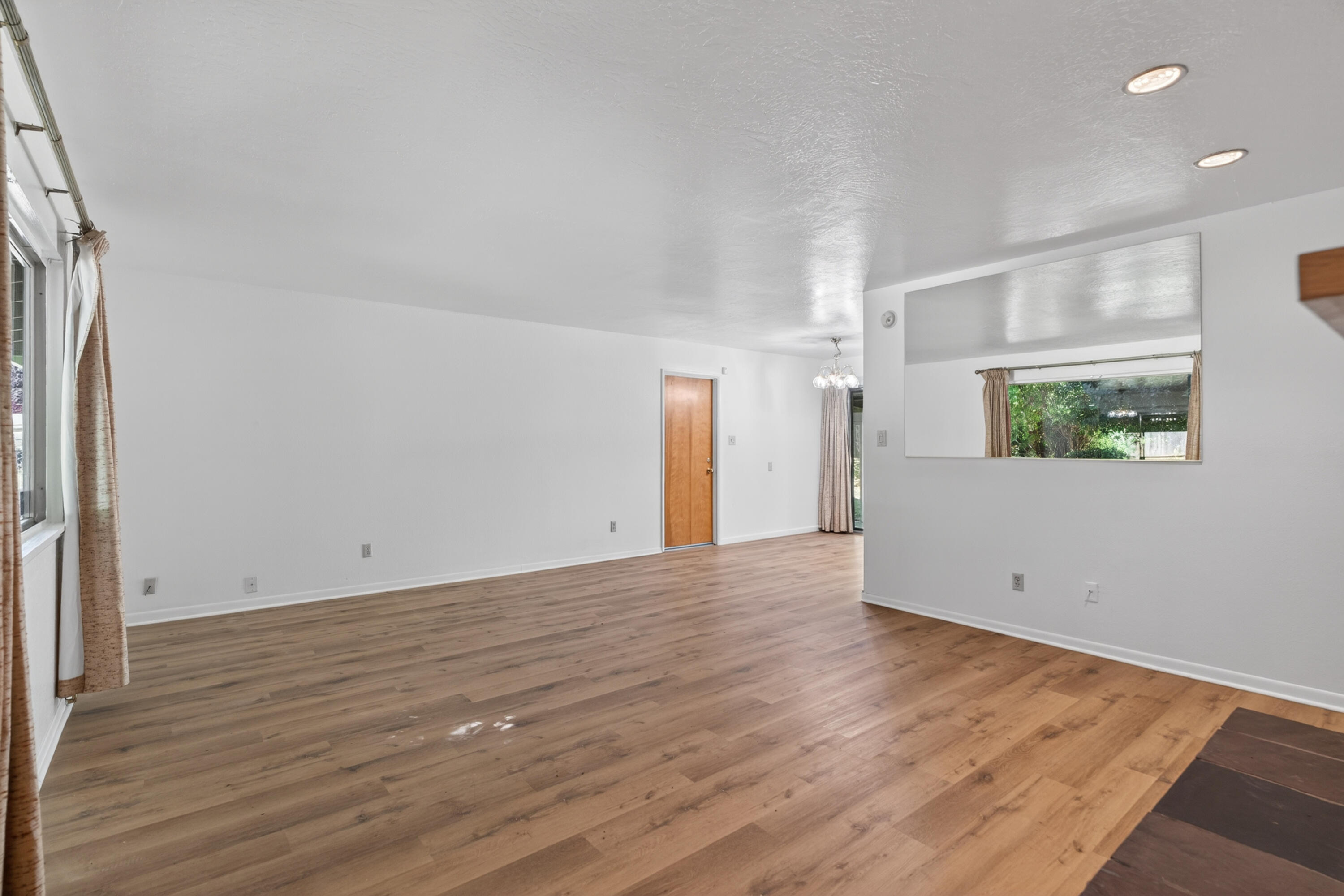 3274 Marmac Road Anderson, CA 96007 - Photo 9 of 31 Living Room