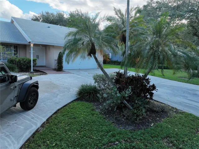 a view of a house with backyard and garden