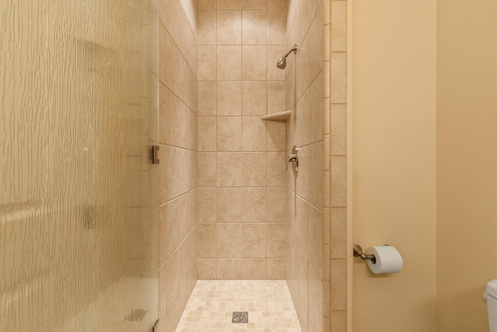 6586 Cooper's Hawk Road Klamath Falls, OR 97601 - Photo 42 of 68 End Bathroom EnSuite