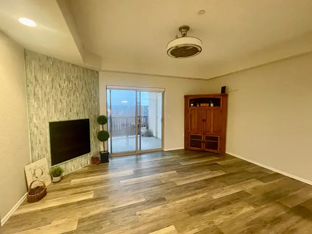 a view of a livingroom with furniture and a ceiling fan