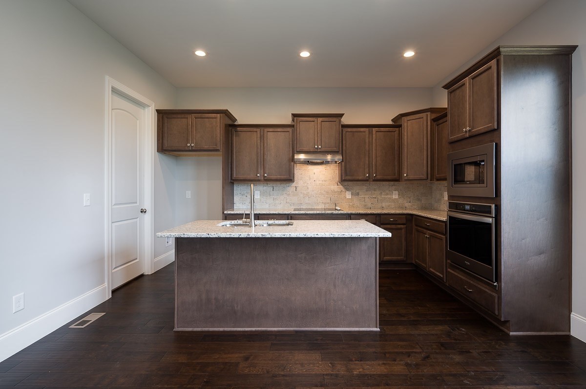 958 Hunters Lane Springfield, TN 37172 - Photo 7 of 11 a kitchen with stainless steel appliances a sink stove and refrigerator