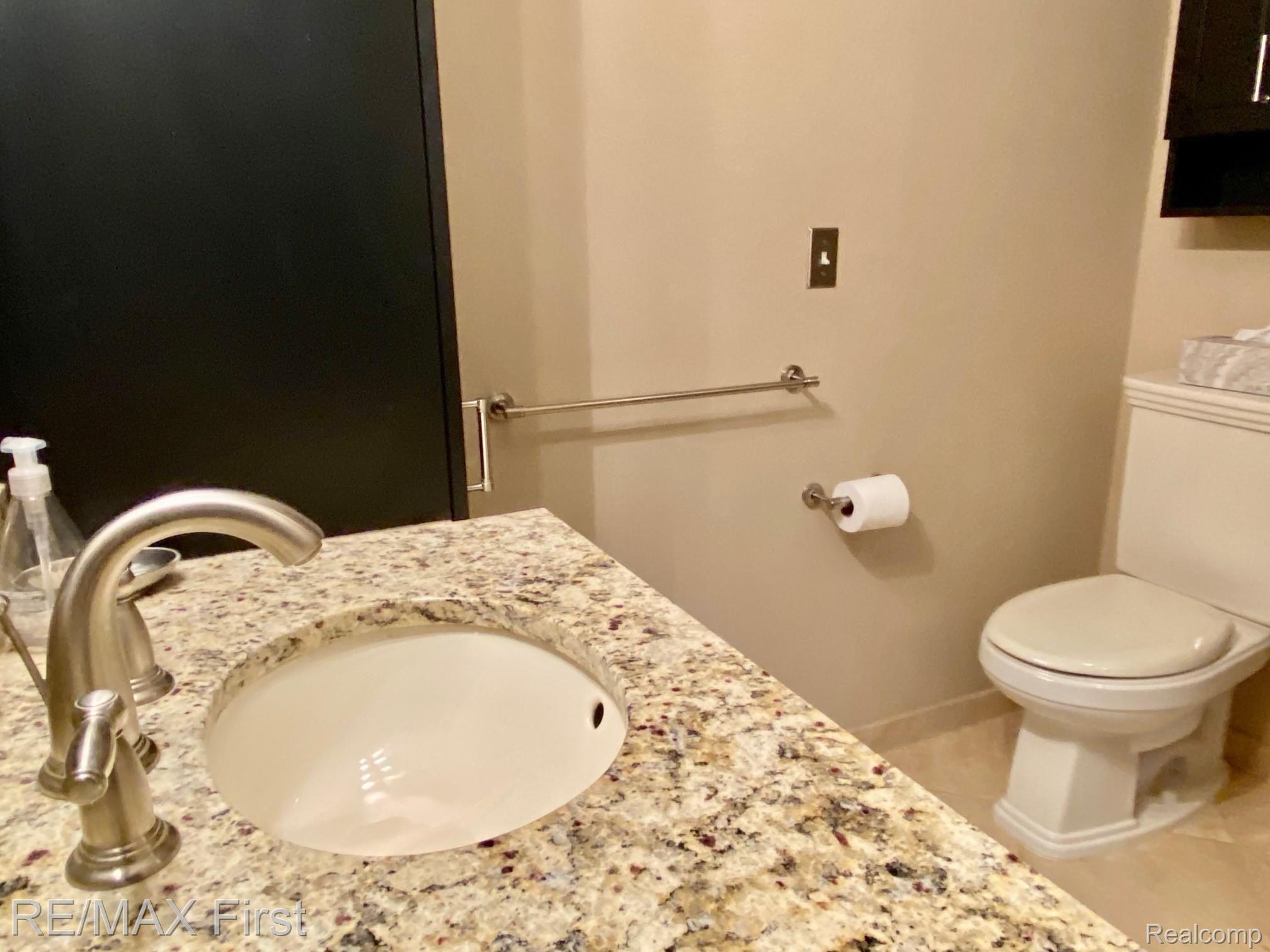 4600 Chicago Road Warren, MI 48092 - Photo 30 of 43 Second Floor Bath