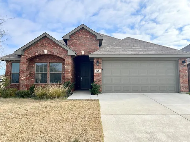 $1,995 | 928 Madeline Lane, Cleburne, TX 76033