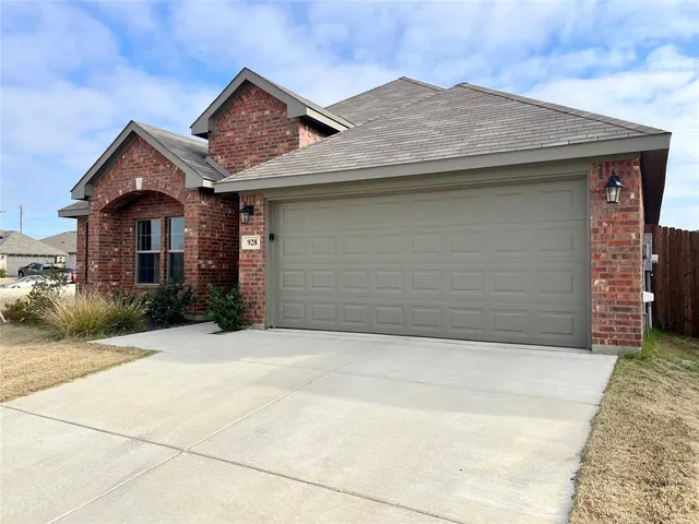$1,995 | 928 Madeline Lane, Cleburne, TX 76033