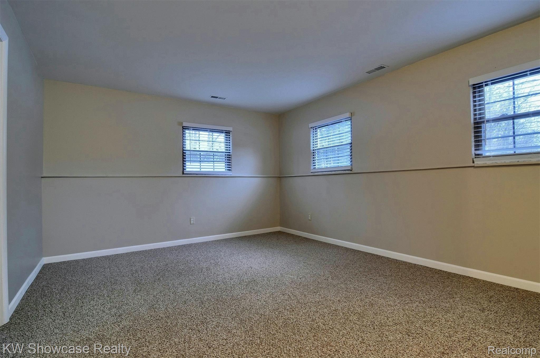897 Lafayette Court Rochester, MI 48307 - Photo 18 of 34 16-Family Room.jpg