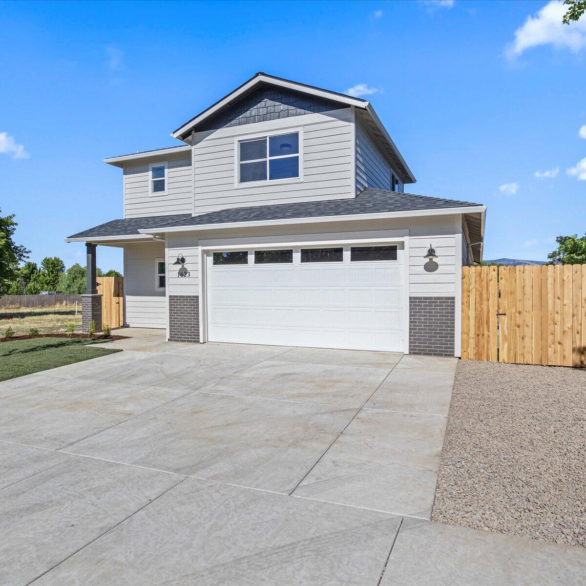 1623 Thomas Road Medford, OR 97501 - Photo 2 of 27 02-IMG_8536