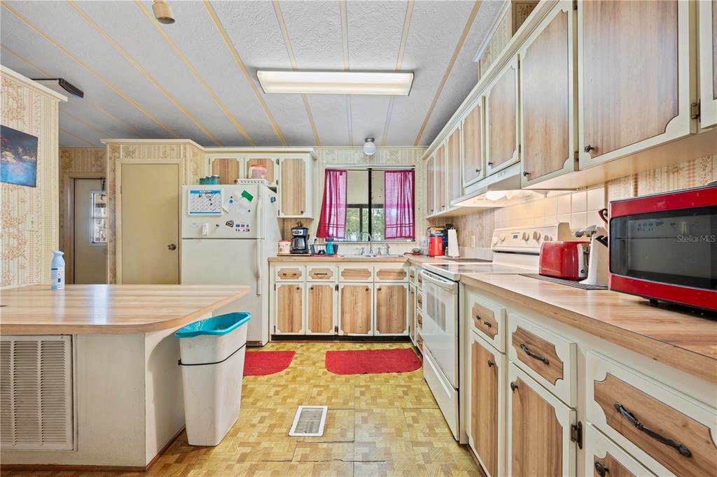 7373 Fall Street Brooksville, FL 34613 - Photo 4 of 26 a kitchen with lots of counter top space