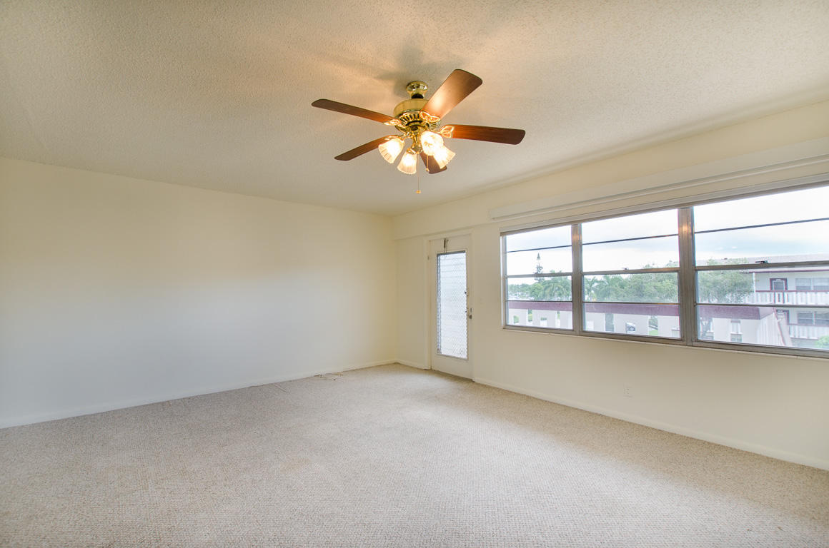 83 Fanshaw B Boca Raton, FL 33434 - Photo 8 of 36 Living Room