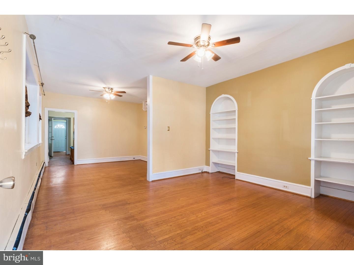 538 Righter Street Philadelphia, PA 19128 - Photo 4 of 23 Living Room