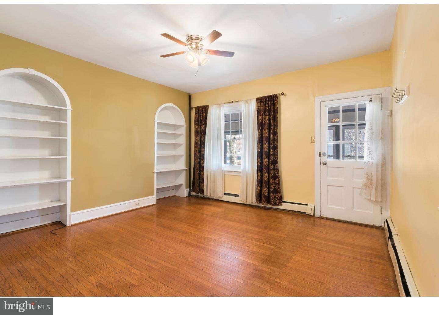 538 Righter Street Philadelphia, PA 19128 - Photo 5 of 23 Living Room