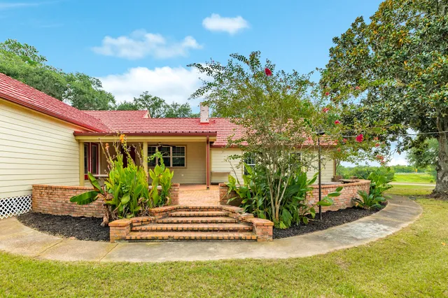 a view of a house with backyard and sitting area