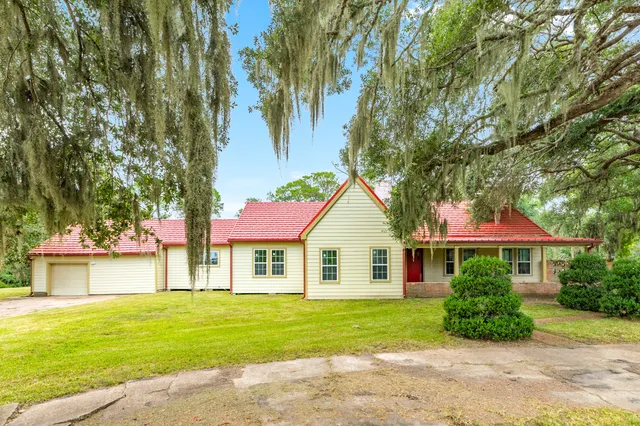 a view of a house with a yard