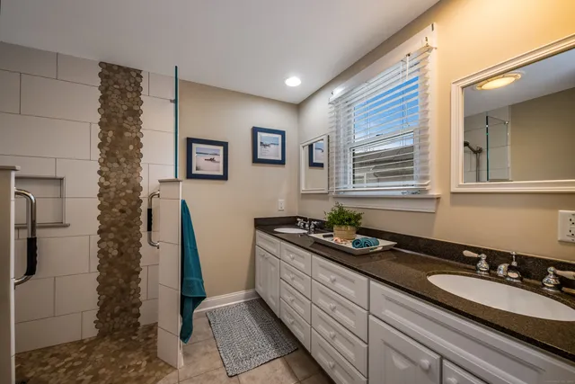 $2,285,000 | 223 Giants Neck Road, East Lyme, CT 06357