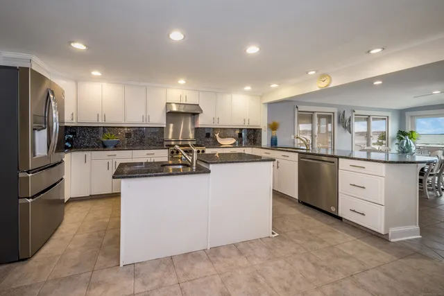 $2,285,000 | 223 Giants Neck Road, East Lyme, CT 06357