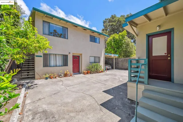 a car parked in front of white house
