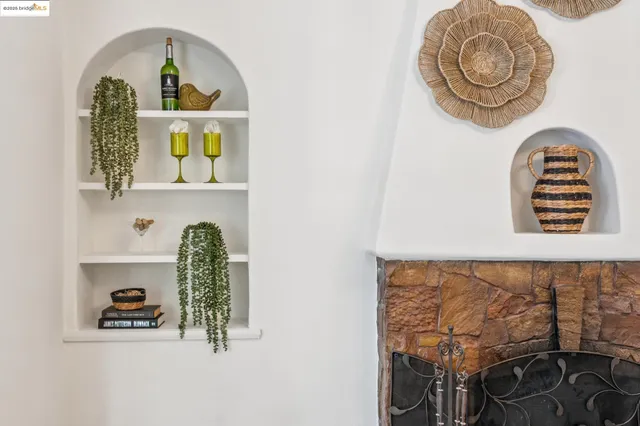 a view of entryway with furniture