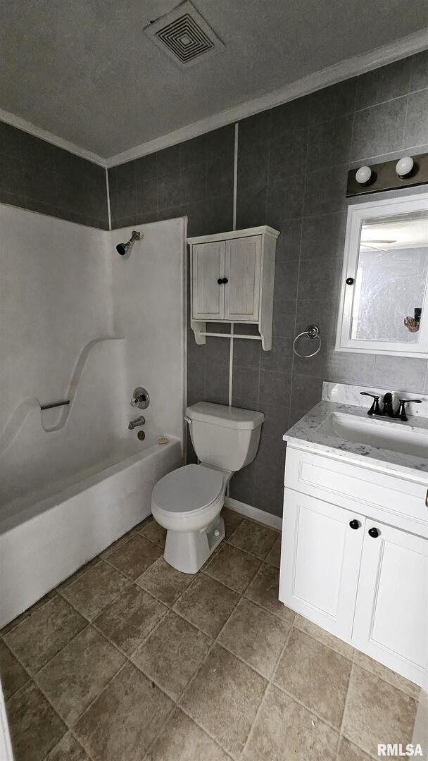 84 Yakima Circle McClure, IL 62957 - Photo 8 of 9 a bathroom with a toilet and a bathtub