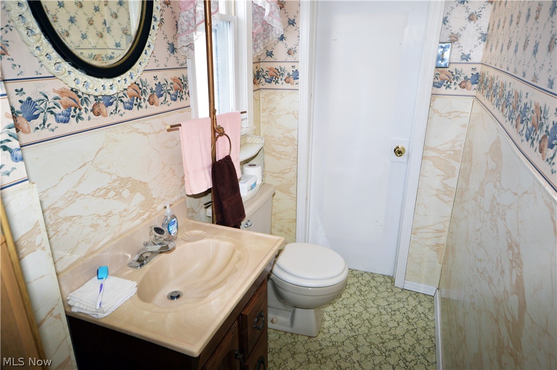800 Park Road Painesville, OH 44077 - Photo 14 of 28 Master half Bath