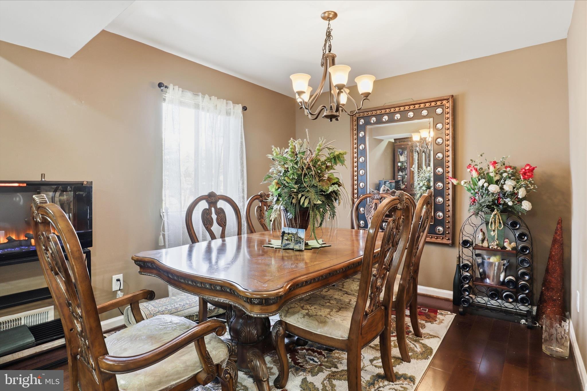 211 Keyes Court Sterling, VA 20164 - Photo 8 of 37 Dinning Room
