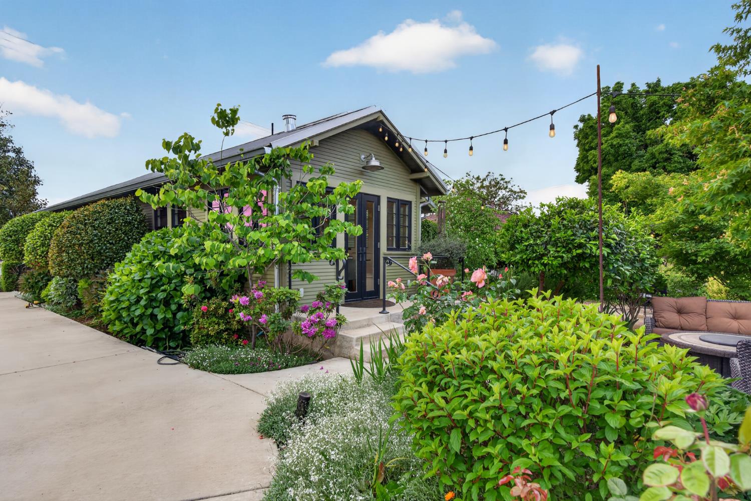 14621 East 8 Mile Road Linden, CA 95236 - Photo 6 of 38 a front view of a house with a yard and fountain in middle