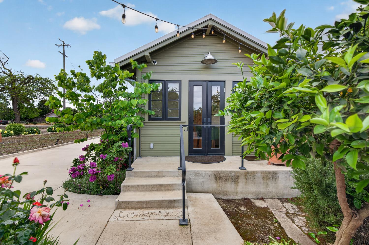 14621 East 8 Mile Road Linden, CA 95236 - Photo 8 of 38 a front view of a house with a yard