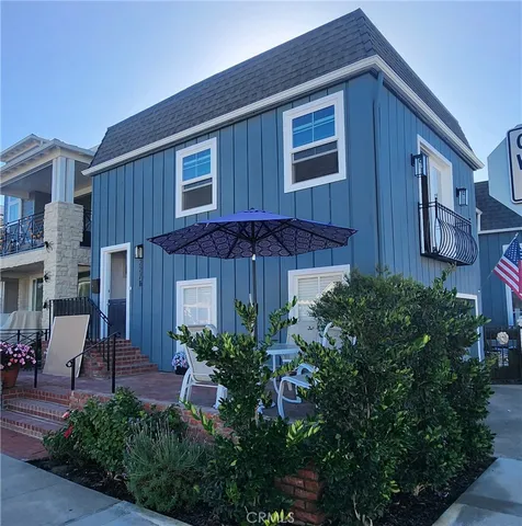 a view of a house with a backyard and plants